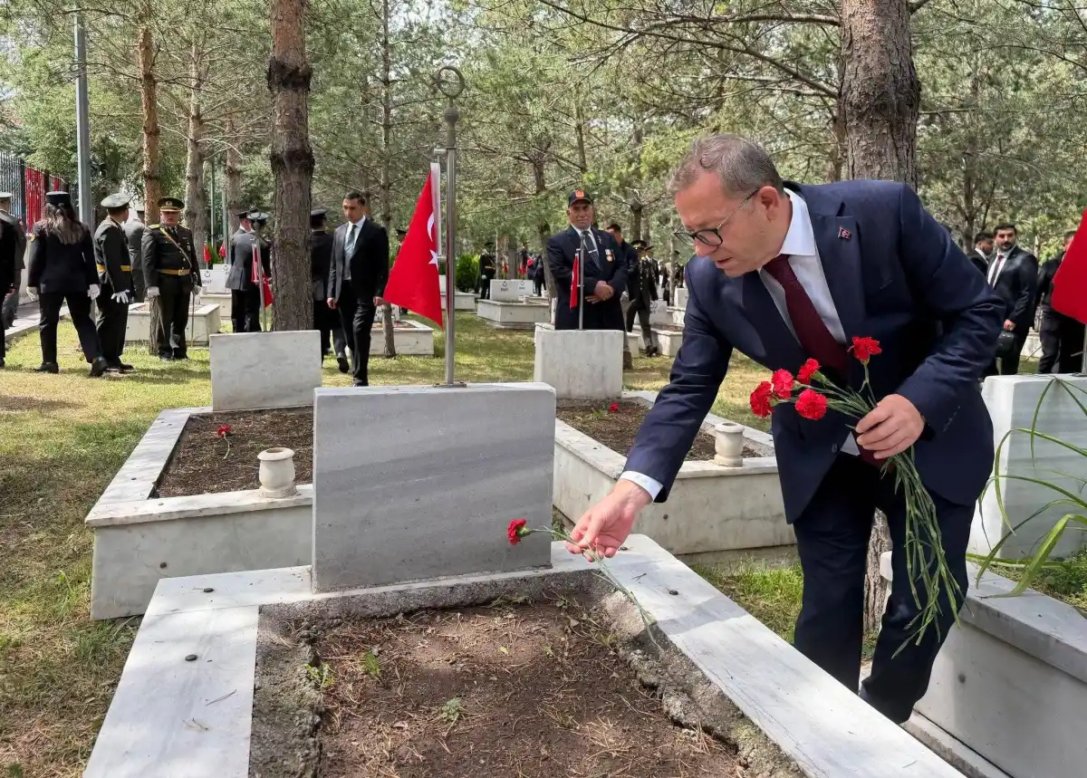 Kars’ta Zafer Bayramı Şehitlikte Anıldı