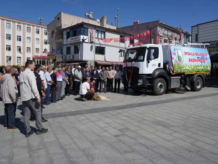 İpsala’ya Hibe Süpürge Aracı Geldi