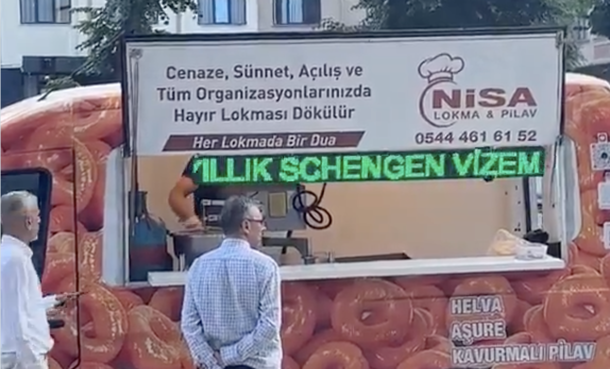 Schengen Vizesi Çıkınca Lokma Dağıttı
