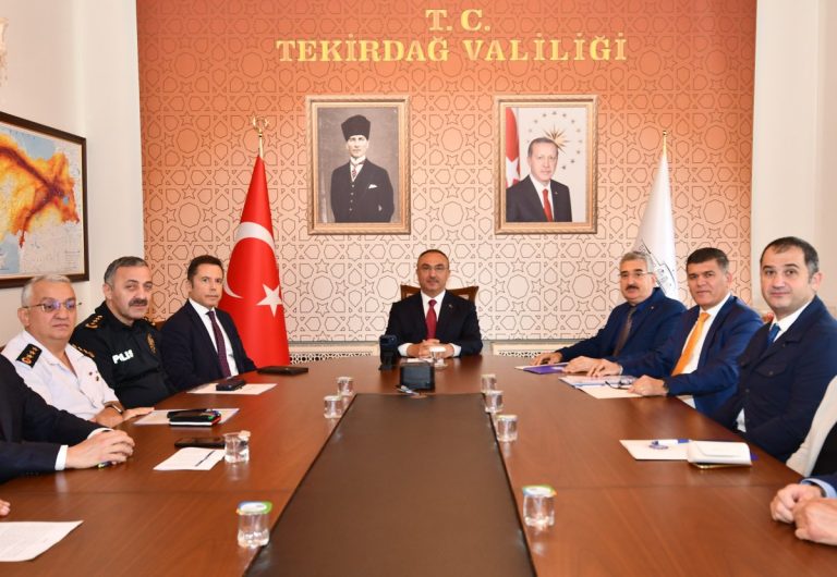 Tekirdağ Valisi Recep Soytürk başkanlığında üniversite öğrencilerinin ulaşım sorunlarının görüşüldüğü toplantı