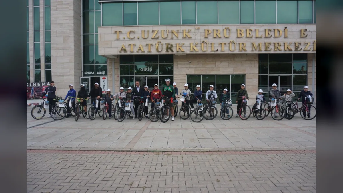 Uzunköprü'de festival kapsamında düzenlenen bisiklet turunda caddelerde pedal çeviren bisiklet severler