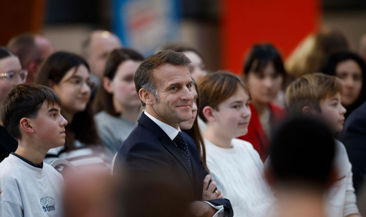 Macron’dan 15 Yaş Altına Sosyal Medya Yasağı