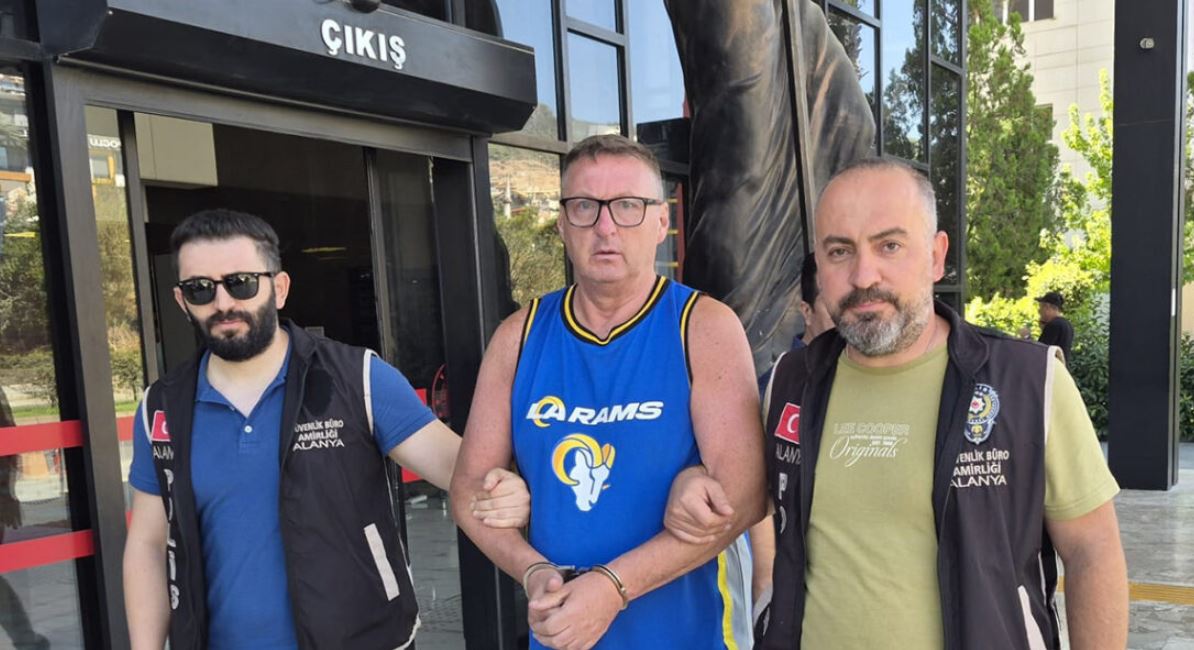 Türk Bayrağına Tüküren İngiliz Turist Tutuklandı