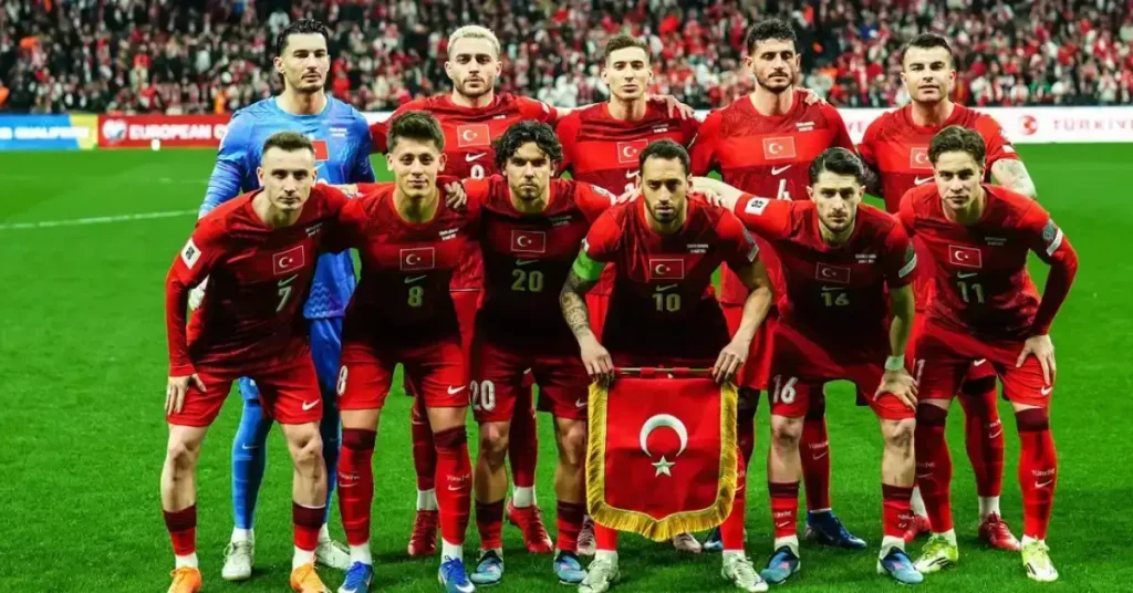 A Milli Takım futbolcuları UEFA Uluslar Ligi'nde Fransa maçı öncesi sahada ısınırken