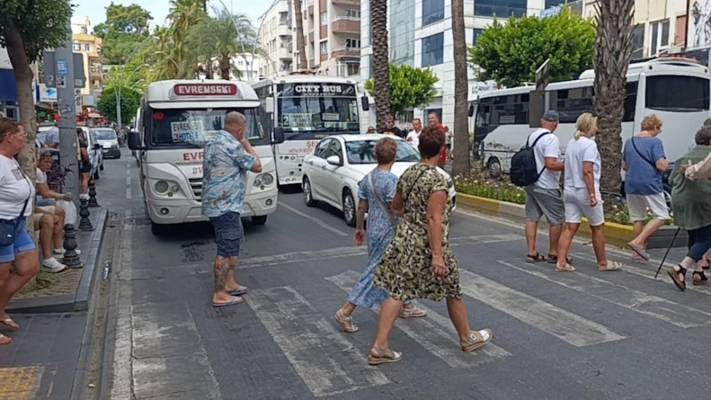 Yayaya Yol Veren Turiste Minibüs Çarptı