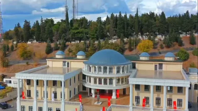 Edirne Kitap Günleri'nde Atatürk Kültür Merkezi'nde kitapları inceleyen ziyaretçiler