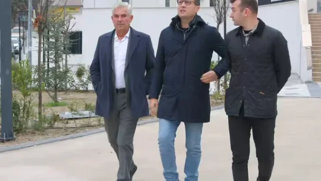 Çerkezköy Hürriyet Meydanı'nda tamamlanan yürüyüş alanları ve bayrak direği