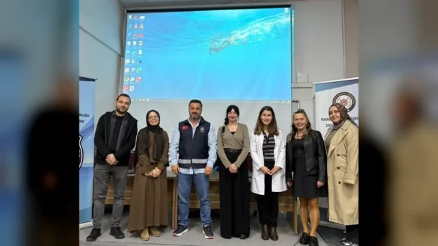 Tekirdağ'da polis memuru, akran zorbalığı eğitimi için lise öğrencilerine sunum yapıyor.