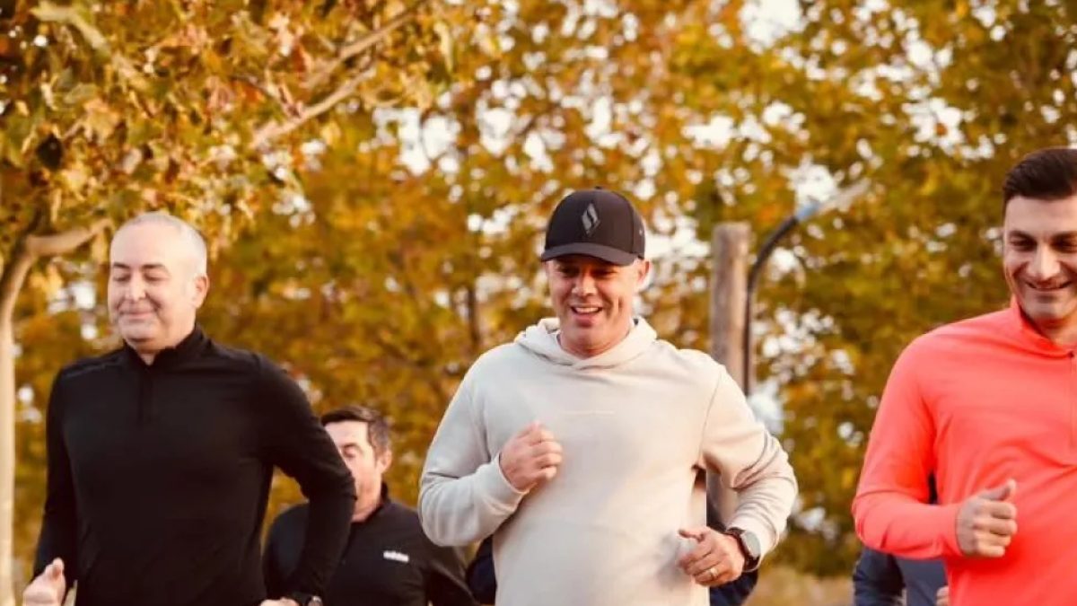 Çorlu Belediyesi çalışanları Gölbaşı Gençlik Parkı'nda Çorlu Yarı Maratonu için antrenman yapıyor.
