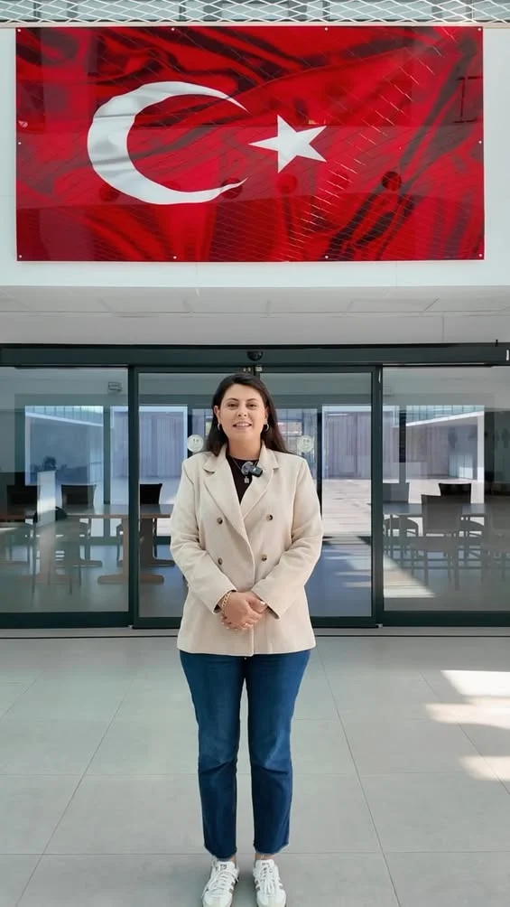 Evde bakım hizmeti kapsamında belediye personeli yaşlı bir vatandaşa evde temizlik ve kuaförlük hizmeti sunuyor.