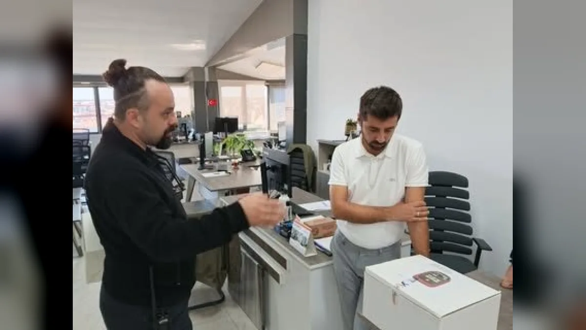 AED cihazı teslimi: Otomatik Eksternal Defibrilatör cihazı müdürlük yetkililerine teslim edilirken