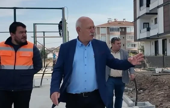 Muratlı Belediye Başkanı Varol Türel, devam eden Muratlı belediye çalışmalarını yerinde inceliyor.