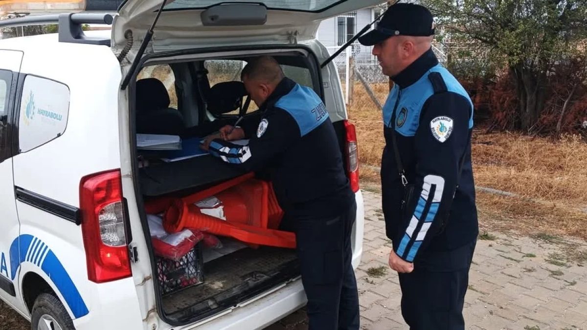 Şalgamlı'da belediye malzemesi uyarısı: Zabıta ekipleri izinsiz alınan kilit parke taşlarını inceliyor.