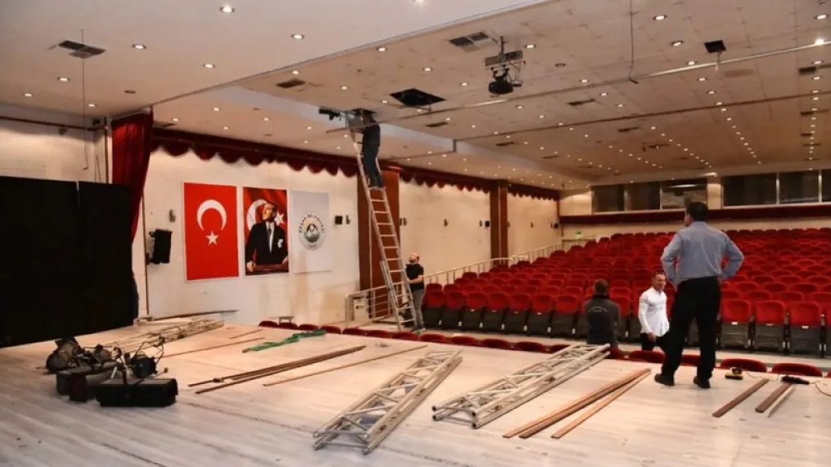 Keşan Selim Sesler Tiyatro Salonu'nda tadilat çalışmaları sürüyor