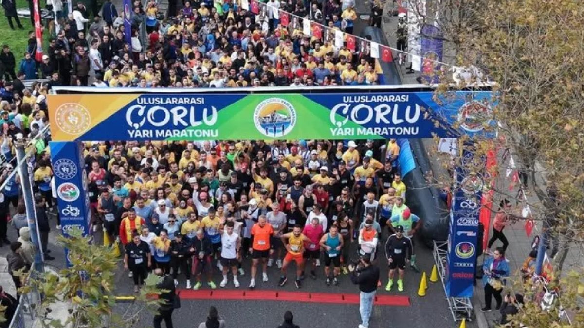 Çorlu Yarı Maratonu'nda koşucular start çizgisinde