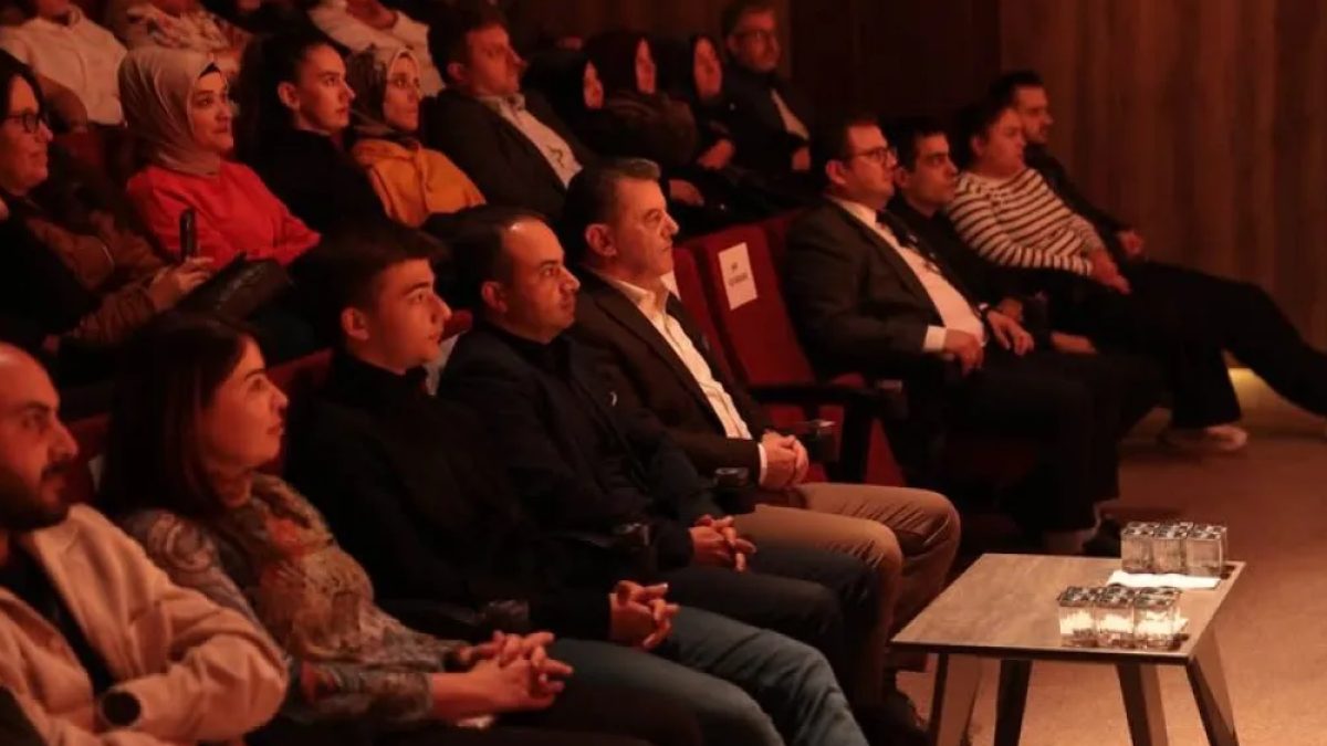 Kapaklı tiyatro etkinliğinde 'Saklı Mendil' oyunu sahnelenirken izleyiciler salonda