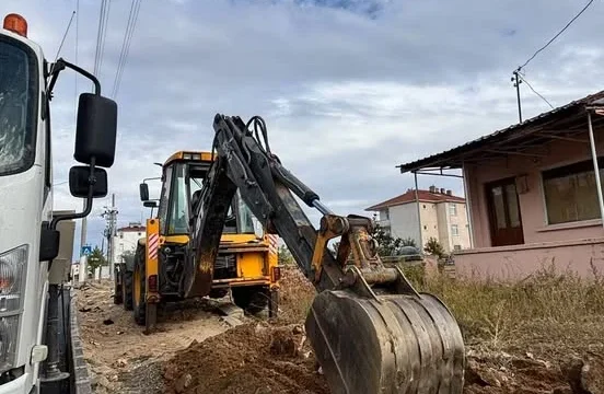 Meriç'te elektrik altyapısı çalışmaları kapsamında direk yerleştiren ekipler