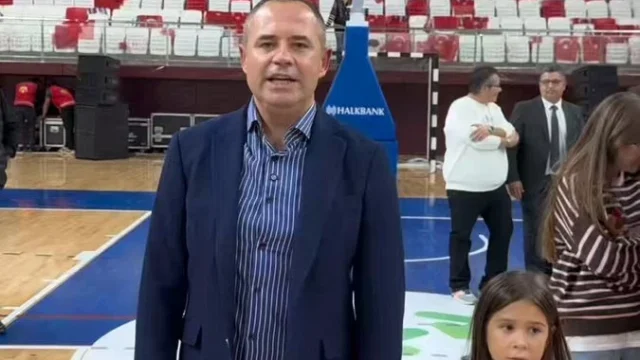 Kırklareli futbol takımı oyuncuları ikinci galibiyet sonrası saha içinde kenetlenmiş halde