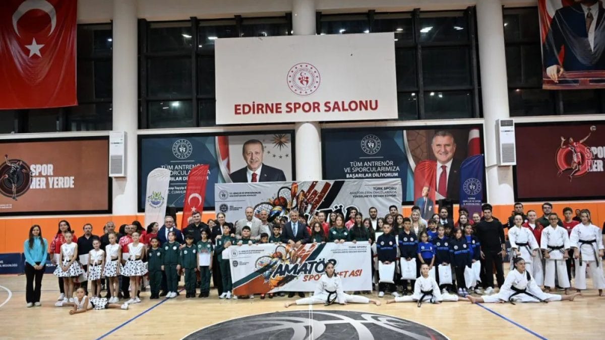 Edirne Okuldan Spora töreninde Vali Yunus Sezer ödül verirken