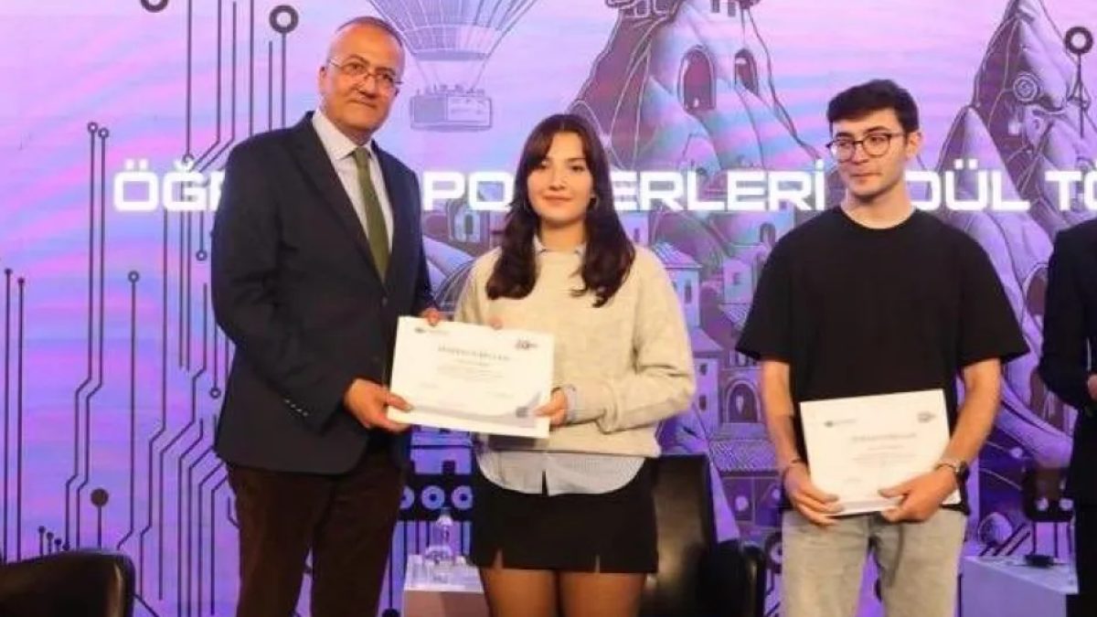 Trakya Üniversitesi yapay zeka projesiyle poster yarışmasında birincilik kazanan öğrenciler