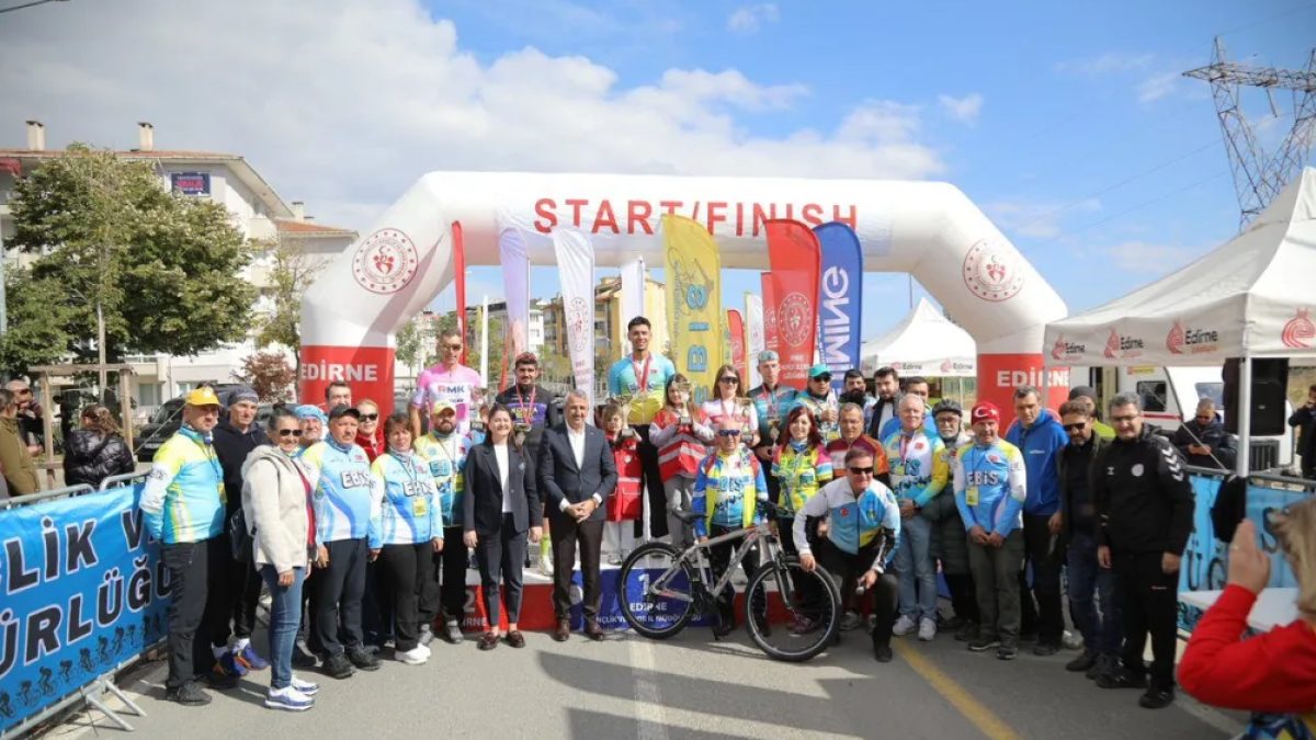 Edirne Cumhuriyet Kupası bisiklet yarışında pedal çeviren sporcular ve ödül töreni