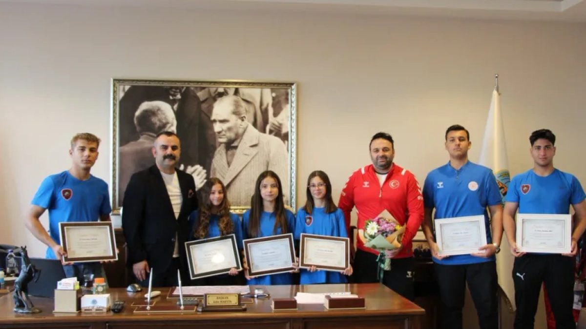 Uzunköprü judo sporcuları Alara Akbuz ve arkadaşları, Uzunköprü Belediyesi'nde ziyaret sırasında