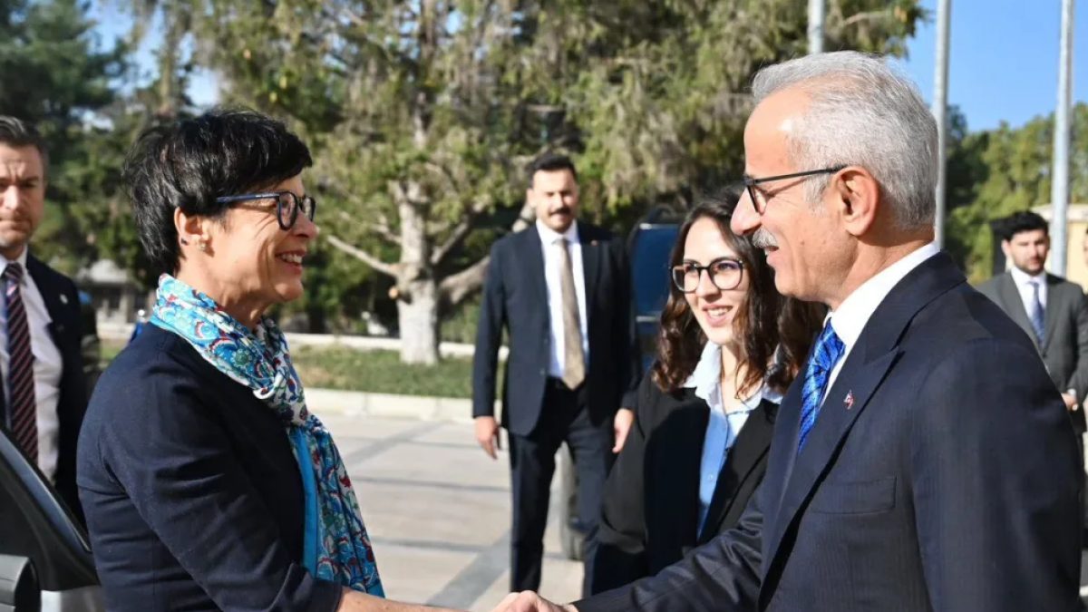Ulaştırma Bakanı Abdulkadir Uraloğlu ve AB Komiseri Marta Kos, Çerkezköy-Kapıkule Hızlı Tren Hattı görüşmesinde.