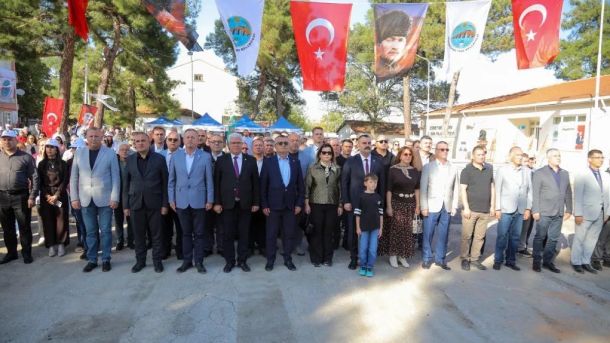 Uzunköprü'de kooperatif açılışı ve Yeniköy Bağbozumu Şenliği'nde kurdele kesimi