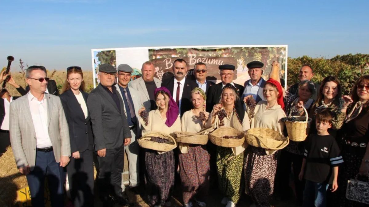 Yeniköy Bağ Bozumu Şenliği'nde Edirne Belediye Bandosu eşliğinde kortej yürüyüşü