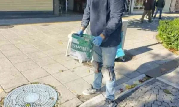 Lüleburgaz İstanbul Caddesi'nde yağmur suyu mazgalına beton dökülmüş halde görüntüsü