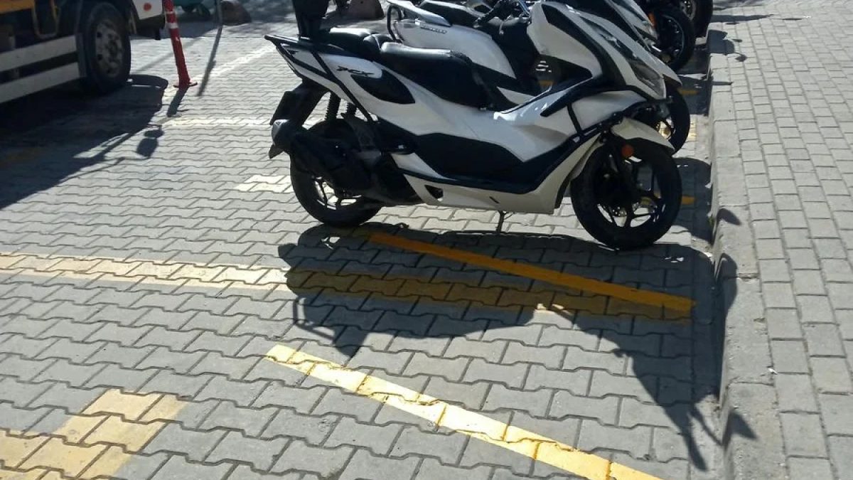 Lüleburgaz Fetvane Sokak'ta yeni açılan 24 motosikletlik park alanı