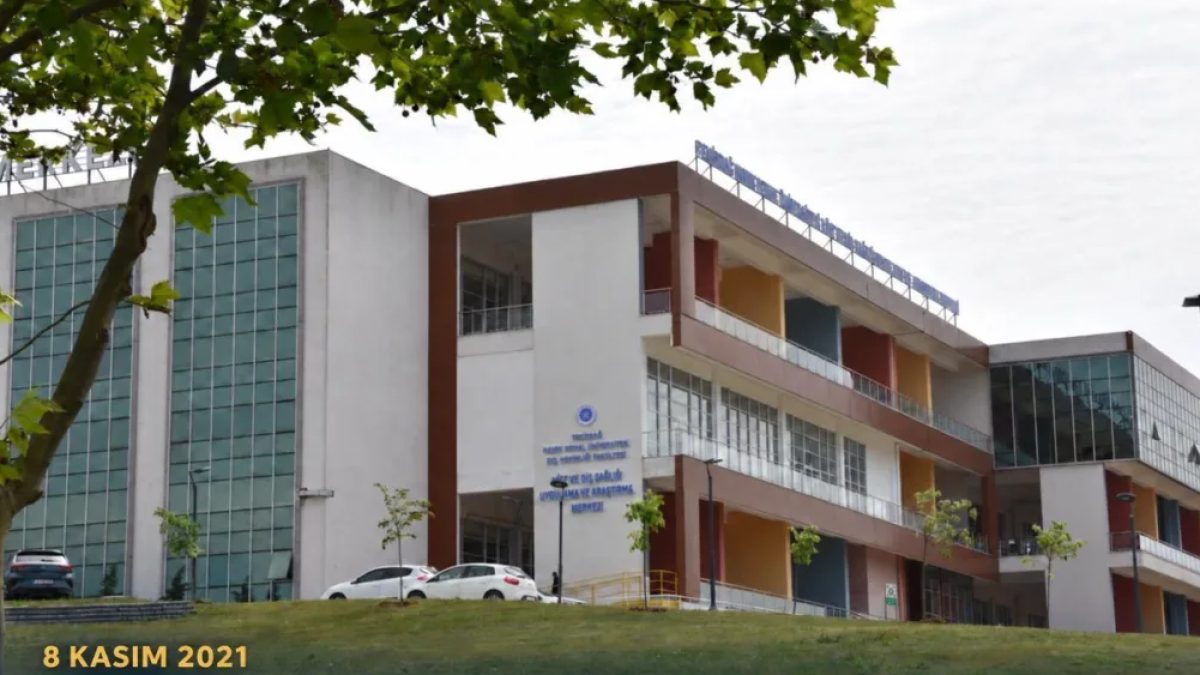 Tekirdağ NKÜ diş hastanesi binası ve hasta kabul alanı