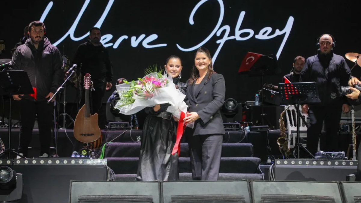 Edirne’de Cumhuriyet Coşkusu: Merve Özbey Sahne Aldı