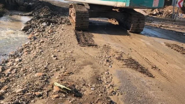 DSİ taşkın çalışmaları kapsamında sahada görev yapan personel ve iş makineleri