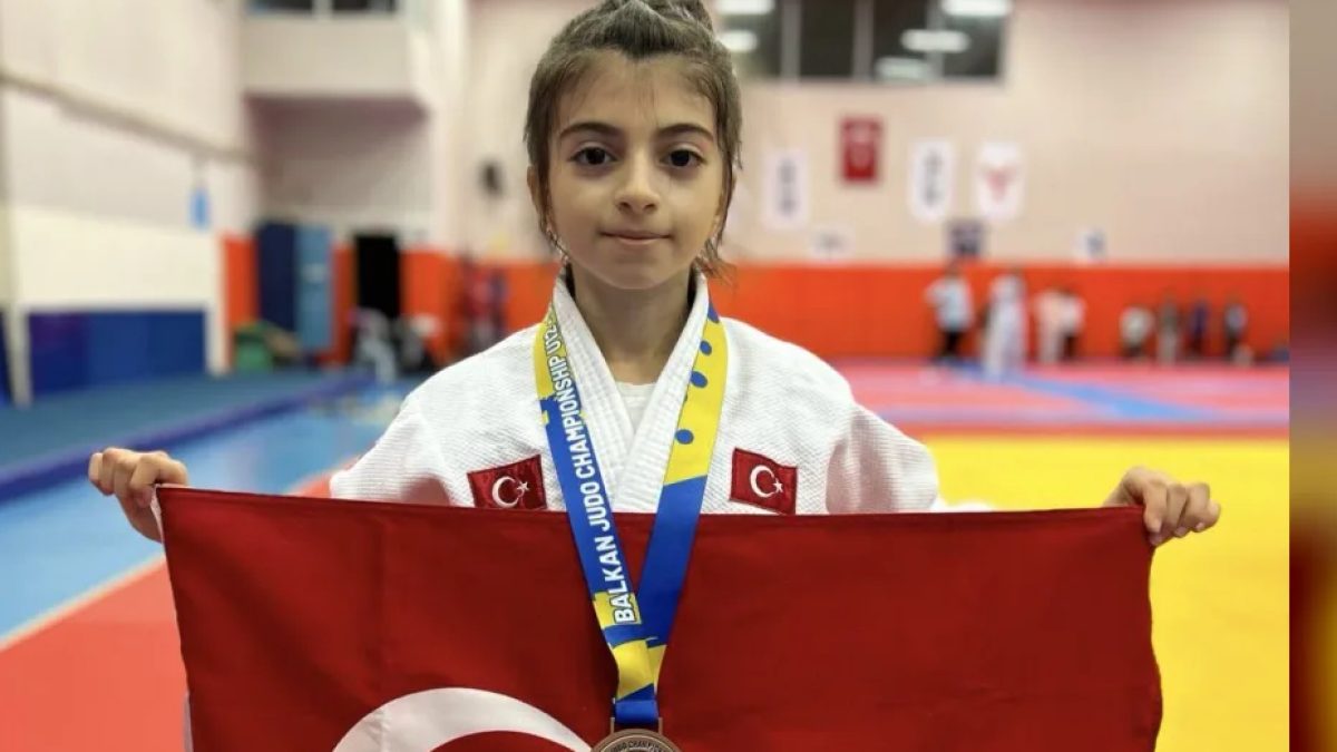 Saraybosna judo şampiyonasında Balkan üçüncüsü olan Zehra Sultan Karadağ madalyasıyla