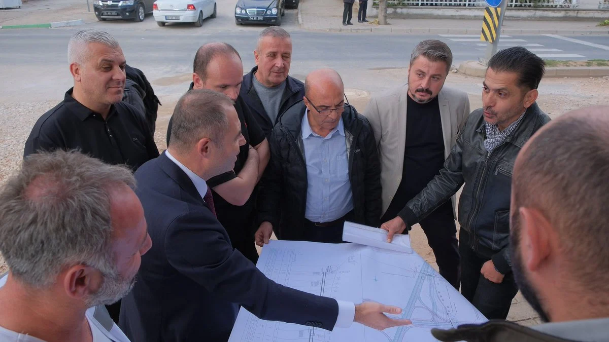 Kırklareli Kurtuluş Caddesi altyapı çalışmaları sırasında ekiplerin yol üzerindeki incelemesi