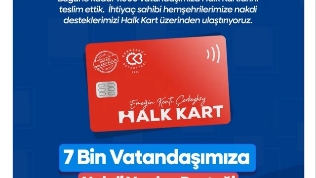Çerkezköy Halk Kart dağıtımı sırasında belediye görevlisinin vatandaşa kart teslimi