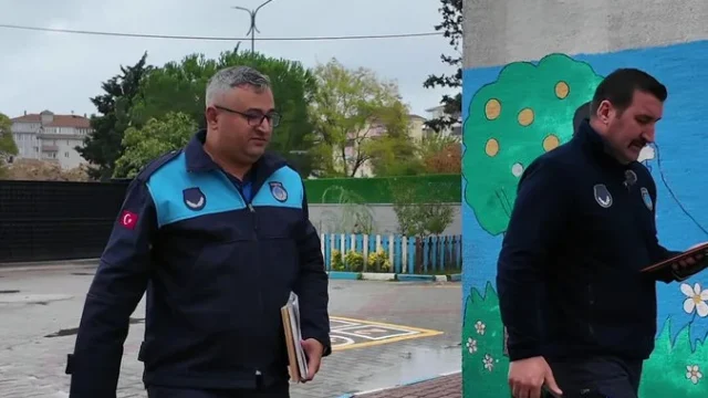 Çerkezköy'de zabıta ekipleri okul kantininde son kullanma tarihi ve hijyen denetimi yapıyor.