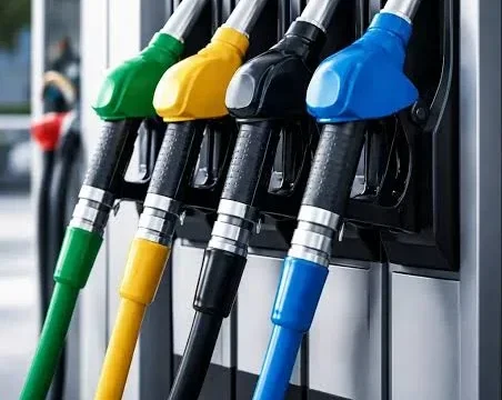 Benzin fiyatlarına indirim beklenirken akaryakıt istasyonundaki pompa fiyat tabelası