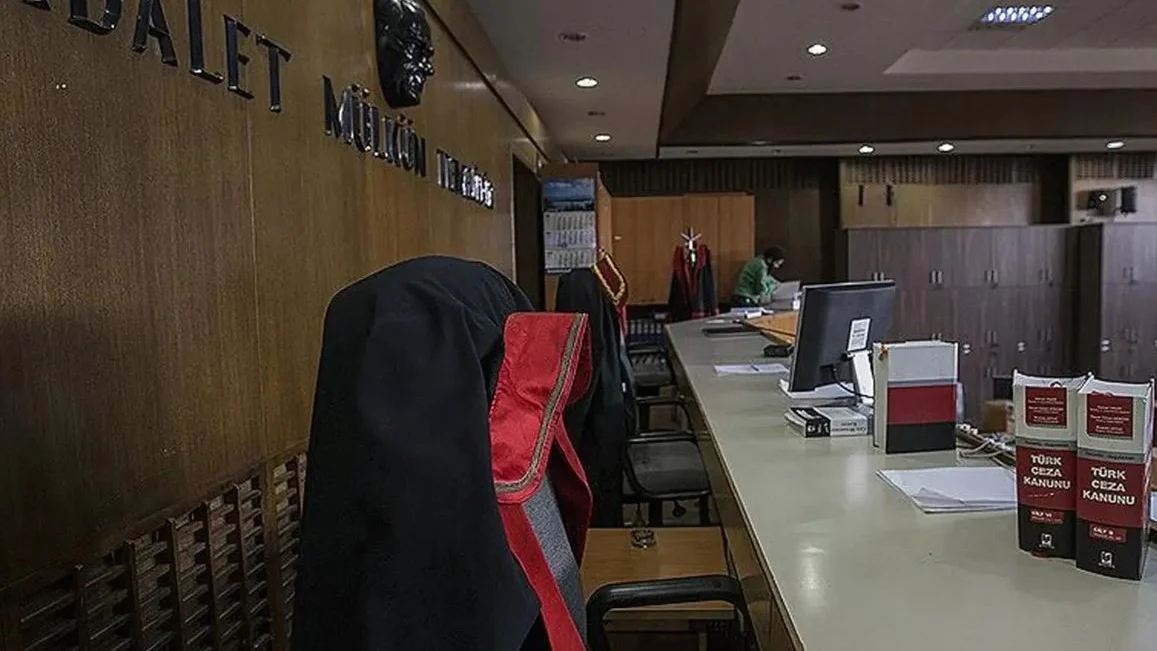 Gurbetçi emekli prim iadesi kararı: Bursa 13. İş Mahkemesi binası ve adalet terazisi