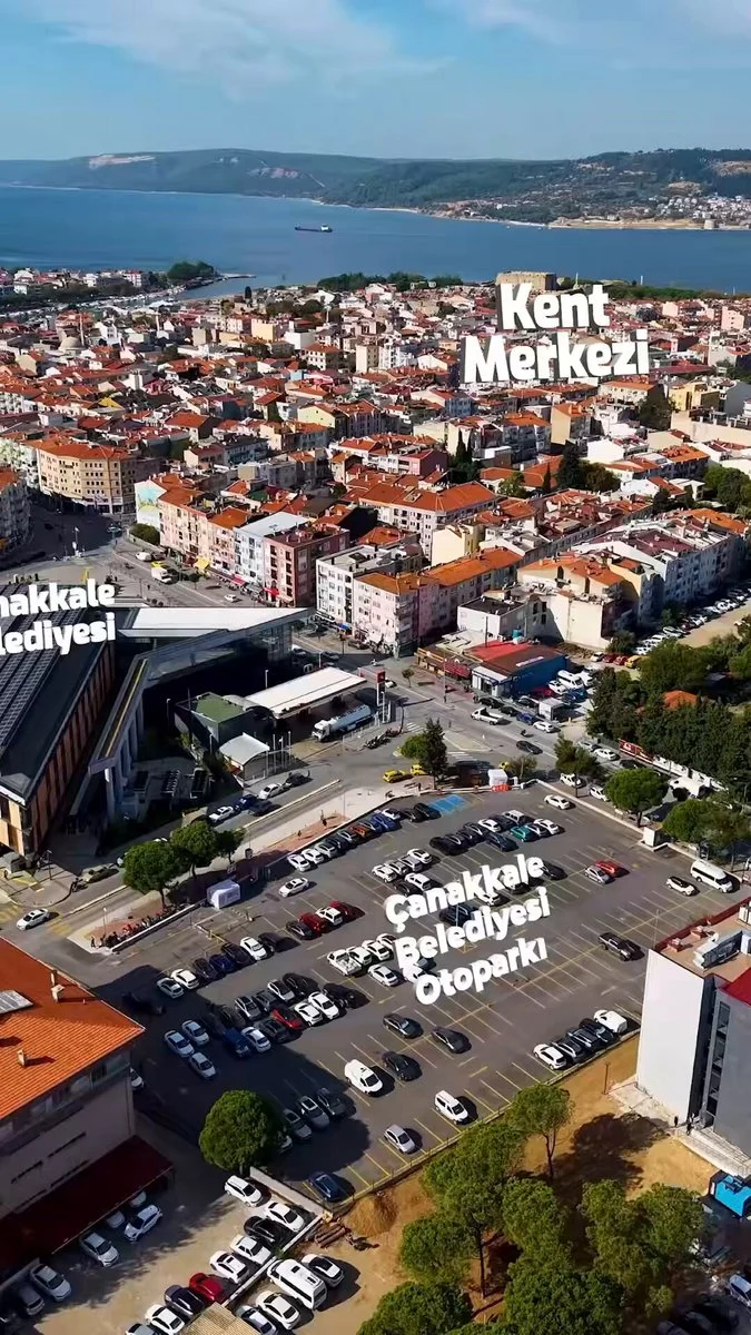 Çanakkale otopark alanında park halindeki araçlar ve elektrikli araç şarj istasyonu